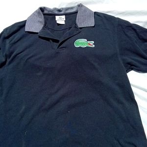 MENS COLLARED POLOSHIRT BLACK IN COLOR WITH LACOSTE Gatoron left hand side